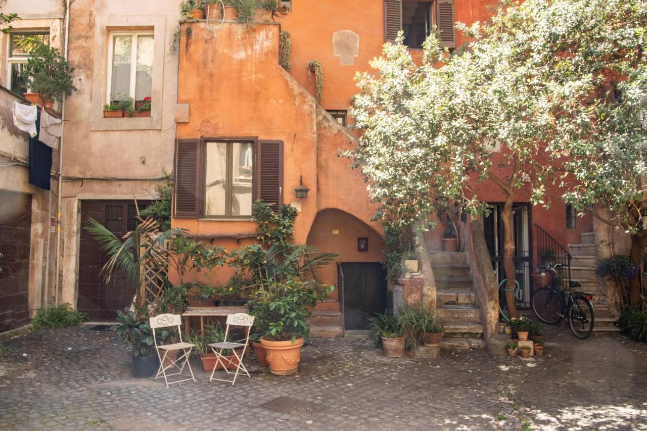 The Red House At Arco Degli Acetari * Roma